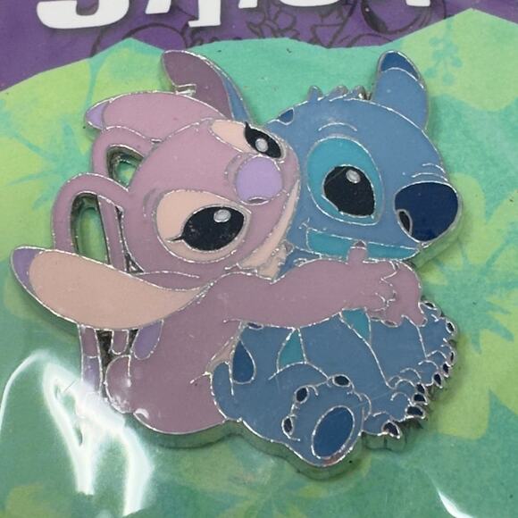 Disney Stitch & Angel Hugging Pin - Picture 4 of 4